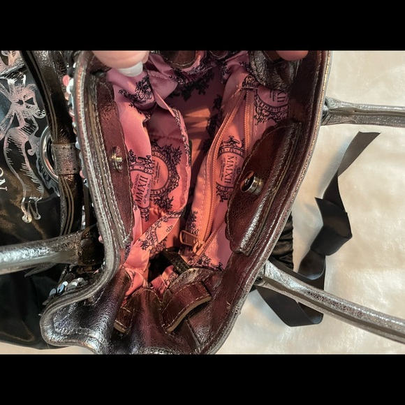 My Flat London beautiful detailed sequin black/silver purse with bow! - Picture 3 of 3